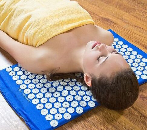 Aplikator Kuznetsov z osteochondrozą szyjki macicy